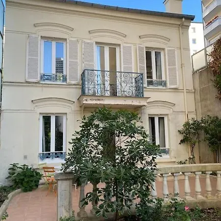 펜션 Maison Ancienne A Cote Des Champs Elysees 쀼또